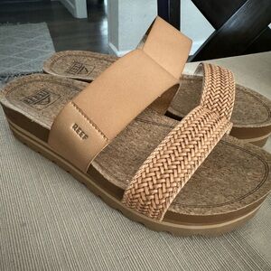 Like new Reef Cushion Vista Hi, natural. Size 8